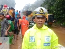 Longsor Tutup Jalan Lintas Curup-Lubuklinggau, Akses Terputus Total