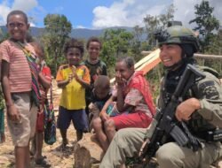 Saat Polisi dan Anak-Anak Papua Tertawa Bersama di Sugapa