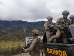 Patroli Humanis di Intan Jaya, Satgas Ops Damai Cartenz Duduk dan Berdialog dengan Warga