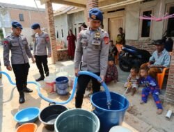 Satuan Brimob Polda Lampung Salurkan Ribuan Liter Air Bersih bagi Masyarakat Terdampak Kekeringan