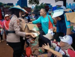 Polda Metro Jaya Bagikan Air Minum dan Makanan Ringan kepada Peserta Penyampaian Aspirasi Jaya Bagikan Air Minum dan Makanan Ringan kepada Peserta Penyampaian Aspirasi