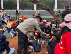 Brimob dan Polwan Polda Metro Bagikan Roti untuk Massa Hari Tani